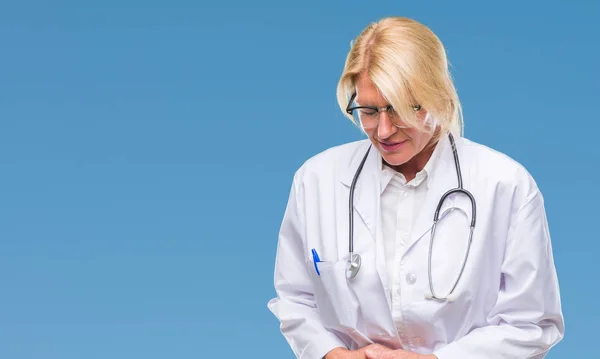 以上の中年金髪医師女性のための胃に手でバック グラウンドを分離した消化不良 気分が悪く痛みを伴う病気 痛みの概念 — ストック写真