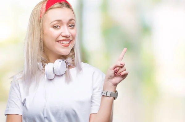 Unga Blonda Kvinnan Bär Hörlurar Lyssna Musik Över Isolerade Bakgrund — Stockfoto