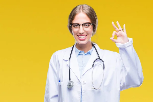 Hermosa Joven Doctora Rubia Vistiendo Uniforme Médico Sobre Fondo Aislado —  Fotos de Stock