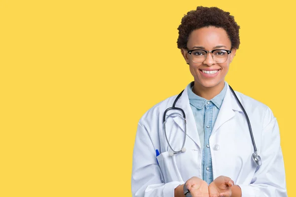 Joven Doctora Afroamericana Con Abrigo Médico Sobre Fondo Aislado Sonriendo — Foto de Stock