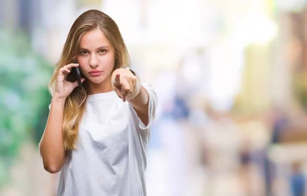 Junge Schöne Blonde Frau Telefoniert Mit Smartphone Über Isolierten Hintergrund — Stockfoto
