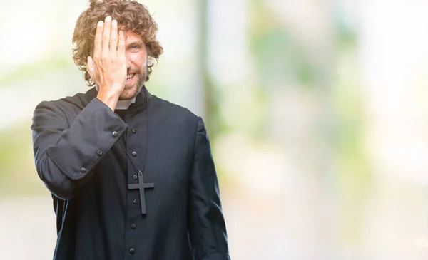 Knappe Hispanic Katholieke Priester Man Geïsoleerde Achtergrond Die Betrekking Hebben — Stockfoto