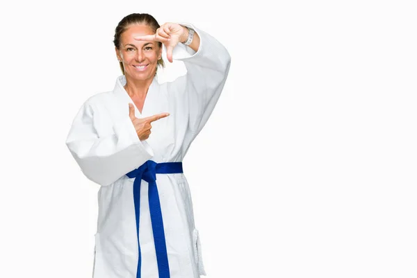 Medelåldern Vuxen Kvinna Bär Karate Kimono Uniform Över Isolerade Bakgrund — Stockfoto