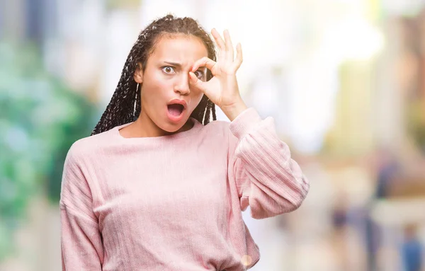 Joven Trenzado Cabello Afroamericano Chica Usando Suéter Sobre Fondo Aislado — Foto de Stock