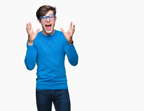 Giovane Bell Uomo Indossa Occhiali Blu Sfondo Isolato Celebrando Pazzo — Foto Stock