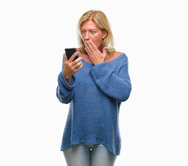 Μέση Ηλικία Στέλνοντας Μήνυμα Χρησιμοποιώντας Smartphone Μέσω Απομονωμένες Φόντο Κάλυμμα — Φωτογραφία Αρχείου