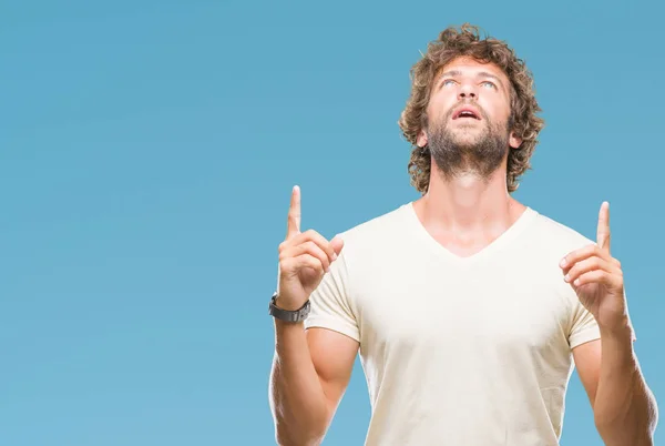 Hombre Modelo Hispano Guapo Sobre Fondo Aislado Asombrado Sorprendido Mirando —  Fotos de Stock