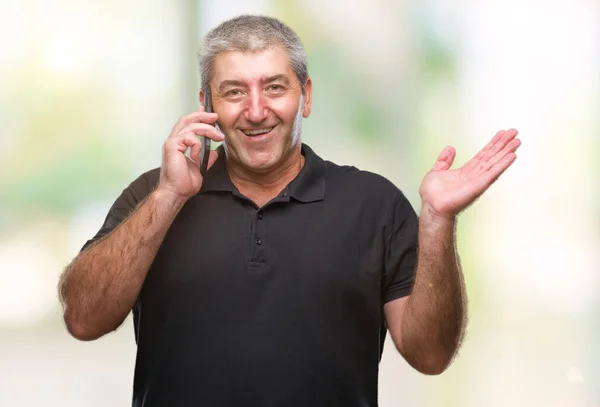 Pěkný Starší Muž Mluví Smartphone Přes Izolované Pozadí Velmi Šťastný — Stock fotografie