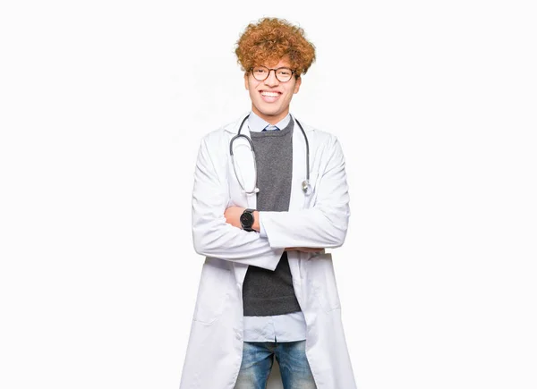 Joven Médico Guapo Vestido Con Abrigo Médico Cara Feliz Sonriendo —  Fotos de Stock