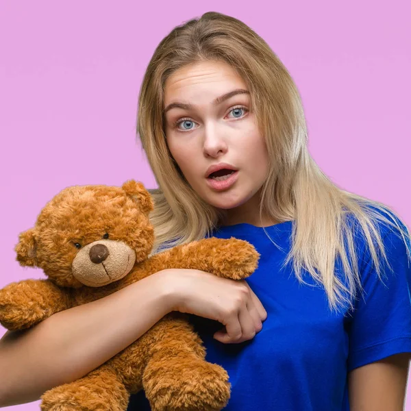 Unga Kaukasiska Kvinna Som Håller Söt Nallebjörn Över Isolerade Bakgrund — Stockfoto