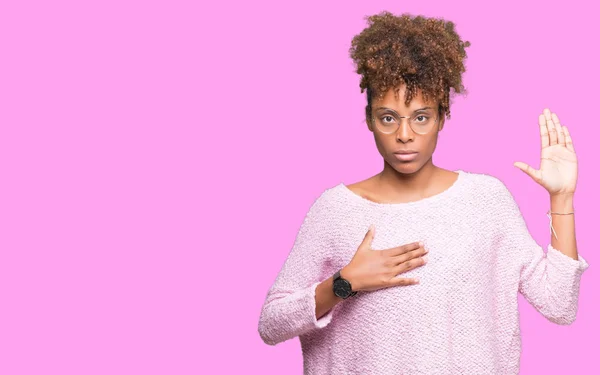 Linda Jovem Afro Americana Vestindo Óculos Sobre Fundo Isolado Jurando — Fotografia de Stock