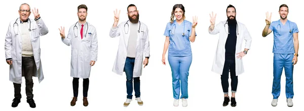 白い分離背景表示と指で上向きに医師と外科医の人々 のグループのコラージュ番号自信を持って 幸せな笑みを浮かべている間 — ストック写真