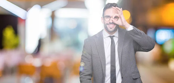 Joven Hombre Negocios Guapo Sobre Fondo Aislado Haciendo Buen Gesto —  Fotos de Stock