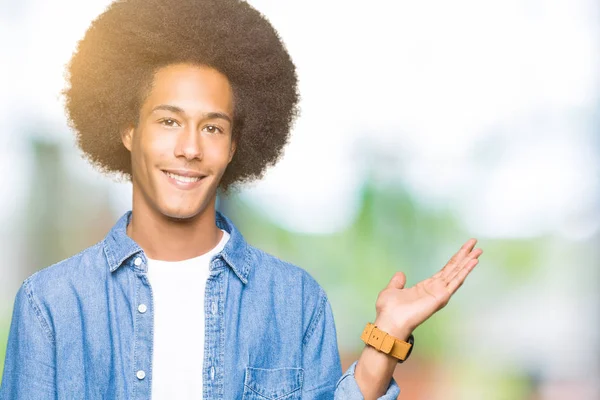 Unga Afroamerikanska Man Med Afro Hår Leende Glada Presentera Och — Stockfoto