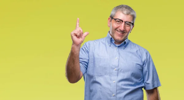 Hombre Mayor Guapo Con Gafas Sobre Fondo Aislado Apuntando Con —  Fotos de Stock