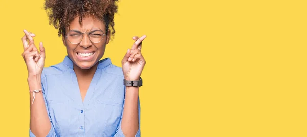 Piękne Młode Firmy African American Kobieta Białym Tle Uśmiechnięty Palców — Zdjęcie stockowe