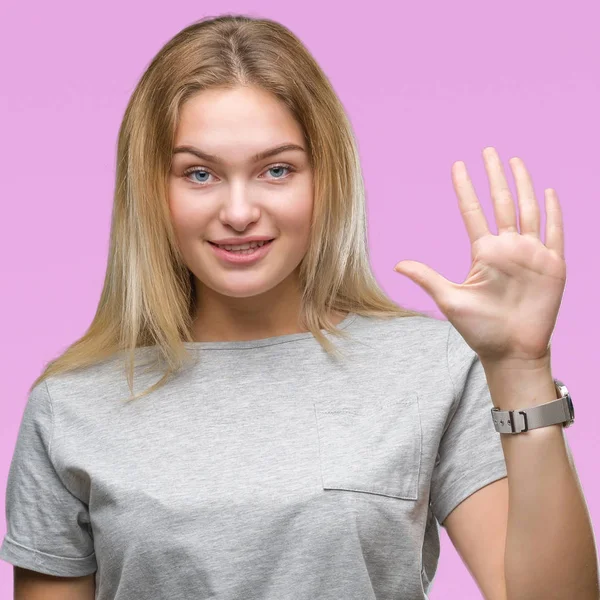 Молодая Белая Женщина Изолированном Фоне Показывает Показывает Пальцами Номер Пять — стоковое фото