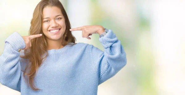 Jovem Bela Mulher Morena Vestindo Camisola Azul Inverno Sobre Fundo — Fotografia de Stock