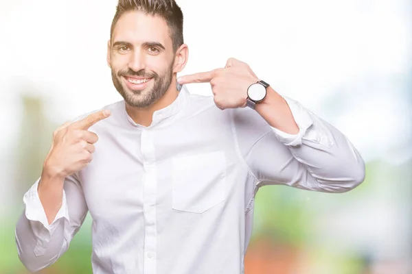 Joven Hombre Negocios Sobre Fondo Aislado Sonriendo Confiado Mostrando Señalando — Foto de Stock