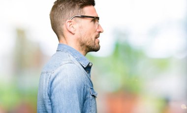 Yakışıklı adam gözlük tarafına, seyir dinlenmek doğal yüz emin gülümseme ile pozuyla profil.