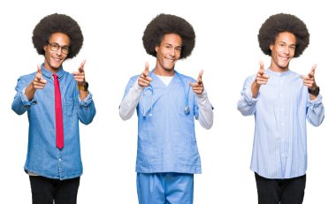 Kolaj bir fotoğraf makinesi ile mutlu ve komik yüz için parmakları işaret beyaz izole arka plan üzerinde afro saçlı Genç adam. İyi enerji ve vibes.