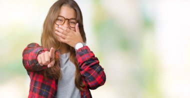 Ceket ve gözlük izole üzerinde giyen genç güzel esmer kadın arka plan sizin parmak el kamerasıyla göğüs üzerinde utanç ifadesi işaret eden gülme