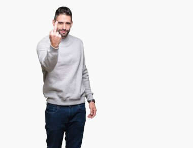 İzole arka plan gösteren orta parmak, kaba ve kaba siktir git ifade üzerinde sweatshirt giyen genç yakışıklı adam