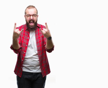 Deli ifade rock simge elle yapıyor ile bağırarak izole arka plan üzerinde gözlük takan Genç beyaz hipster adam. Müzik yıldızı. Ağır kavramı.