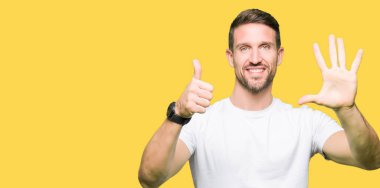 Yakışıklı adam gösterilen ve parmakları ile işaret casual beyaz t-shirt giyen süre kendinden emin ve mutlu gülümseyerek 6 numara.