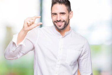 Genç iş adamı izole arka plan gülümseyen ve boyutu işaret parmaklı ararken ve kamera işi el ile kendinden emin eller üzerinde. Ölçü kavramı.