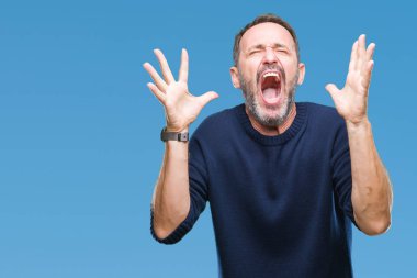 İzole arka plan çılgın ve kızgın bağırarak ve agresif ifade ve silah kaldırdı bağırmaya orta yaş ağarmış komuta sizde. Hayal kırıklığı kavramı.