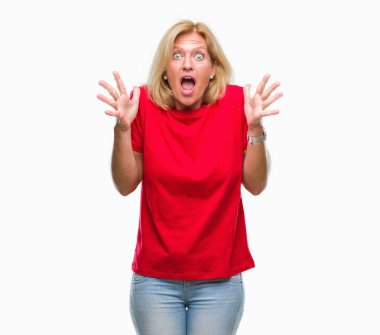 Orta yaş sarışın kadın deli kutluyor arka plan izole ve başarı için kaldırdı kollarını açarak hayrete ve heyecanlı çığlık gözleri açık. Kazanan kavramı