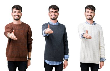 Kolaj bir genç adam olarak tebrik ve konuksever dost sunan karşılıklı gülümseyen izole arka plan üzerinde bir kazak giyiyor. Başarılı iş.