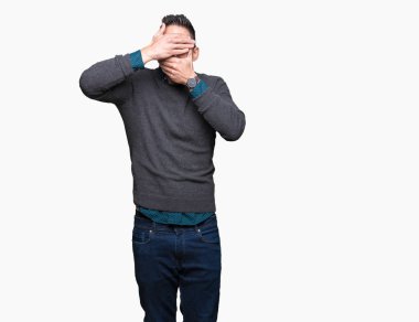 Yakışıklı delikanlı izole arka plan kaplaması gözler ve ağız el ile üzerinden gözlük takan şaşırttı ve şok. Duygu gizleme