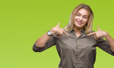 Yüzünde gülümseme ile kendinden emin görünüyorsun, kendini gururlu ve mutlu parmakları ile işaret izole arka plan üzerinde beyaz genç iş kadını.