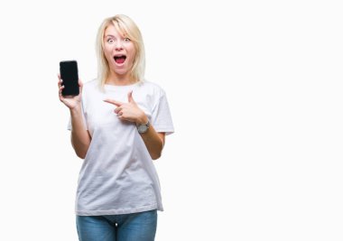 Genç güzel sarışın kadın gösteren ekran smartphone üzerinde izole arka el ve parmak ile işaret çok mutlu