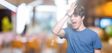 Yakışıklı delikanlı izole arka kafasına hata için el ile sürpriz üzerinde mavi t-shirt giyen hata hatırlıyorum. Unuttum, kötü bellek kavramı.