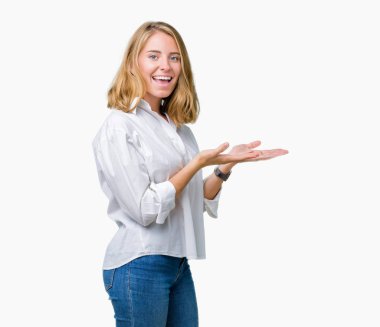 Güzel genç iş kadını izole arka plan üzerinde el ve reklam mutlu ve kendinden emin gülümseyen sunulması avuç, yanında işaret