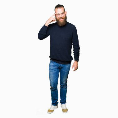 Genç sarışın adam giyen gözlük ve bir parmak, harika bir fikir ile baş gösteren gülümseyen ya da düşünce boğazlı kazak, iyi hafıza