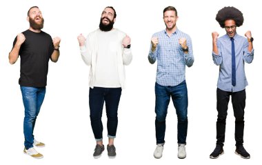 Kolaj grup gülümseyen ve başarı için çığlık genç erkekler üzerinde beyaz izole arka plan çok mutlu ve heyecanlı kaldırdı, silah ile kazanan jest yapıyor. Kutlama kavramı.