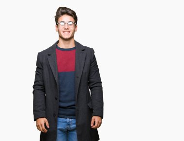 Yüzünde mutlu ve güzel bir gülümseme ile izole arka plan üzerinde gözlük takan genç yakışıklı zarif adam. Şanslı kişi.