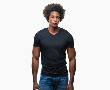 Yüzünde ciddi bir ifade ile izole arka plan üzerinde Afro Amerikalı adam. Basit ve doğal kameraya bakıyor.
