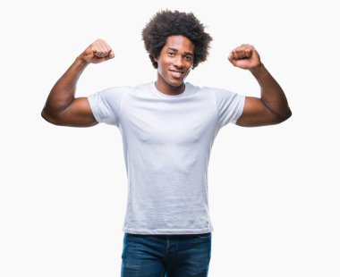 Kol kasları gururlu gülümseyen gösterilen izole arka plan üzerinde Afro Amerikalı adam. Fitness kavramı.