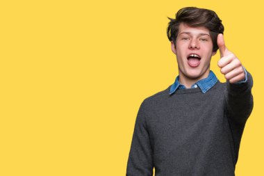 Genç yakışıklı zarif adam gösterilen ve kendinden emin ve mutlu gülümseyen bir parmak ile işaret eden oktan yukarı izole arka plan üzerinde.