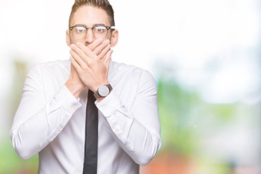 Arka plan ağız hata için elleriyle kapsayan şok üzerinde gözlük takan genç yakışıklı iş adamı izole. Gizli kavramı.