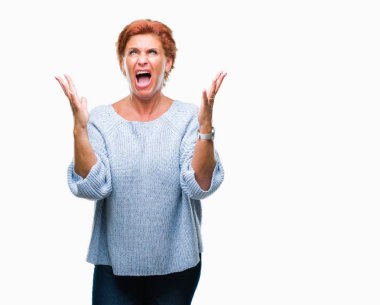 Üzerinde kış kazak giyen Atrractive üst düzey beyaz Kızıl saçlı kadın arka plan deli izole ve deli bağırarak ve agresif ifade ve silah kaldırdı bağırıyor. Hayal kırıklığı kavramı.