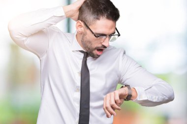 Üzerinde gözlük takan genç yakışıklı iş adamı izole arka plan seyretmek zaman endişeli, geç korkuyor arıyorsunuz