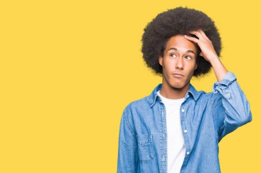 Afro saçlı genç Afro-Amerikan adam yanıltır ve soru hakkında merak ediyorum. Şüphe, kafasına el ile düşünme ile belirsiz. Dalgın kavramı.