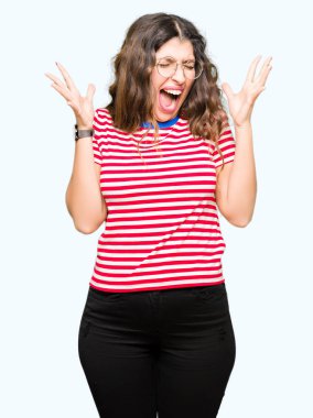 Kızgın ve silah ile başarı için deli kutluyor gözlük takan genç güzel kadın kaldırdı ve heyecanlı çığlık gözler kapalı. Kazanan kavramı