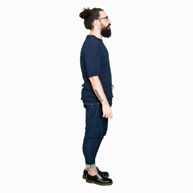 Uzun saç ve sakal tarafına, seyir gözlüklü genç hipster adamla sakin ol kendine güvenen gülümseme ile doğal yüz pozuyla profili.